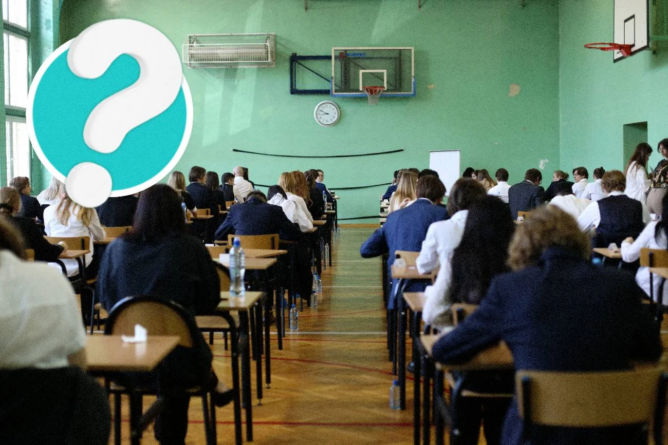 maturzyści piszą egzamin maturalny