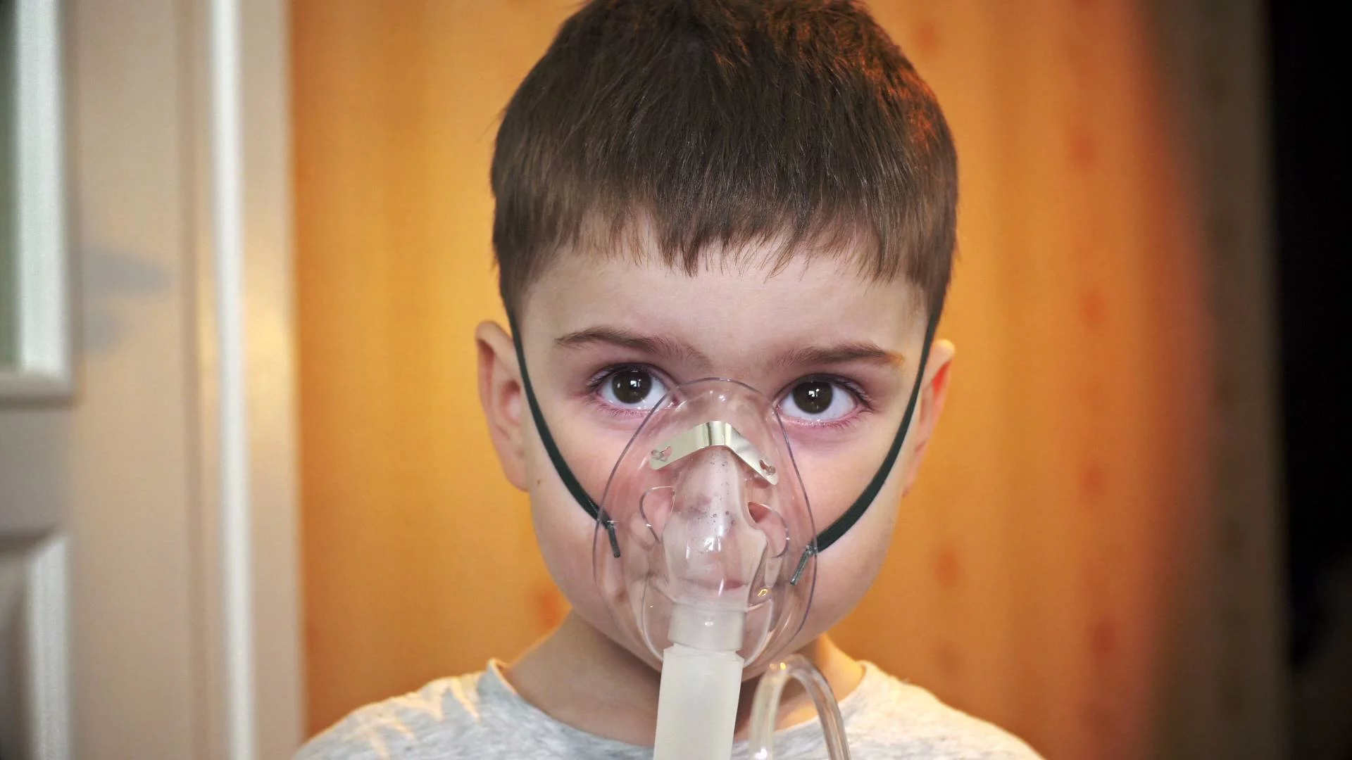 Dzieci z maską do nebulizatora na twarzy Dzieci z maską do nebulizatora na twarzy