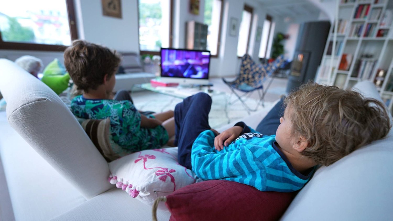 dwaj chłopcy oglądają na tv film na YouTube dwaj chłopcy oglądają na tv film na YouTube