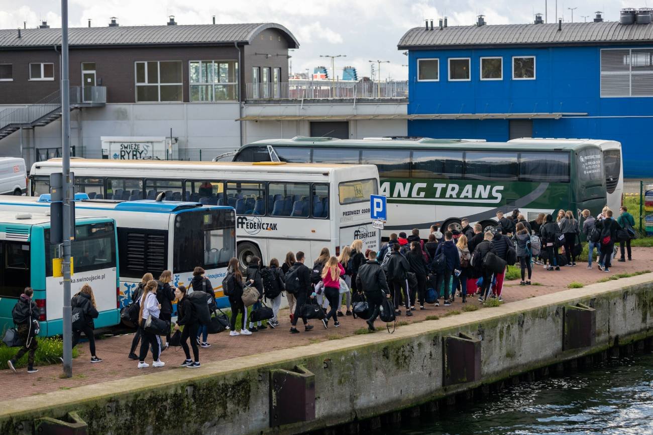 Uczniowie idą do autokaru na wycieczce. Uczniowie idą do autokaru na wycieczce.
