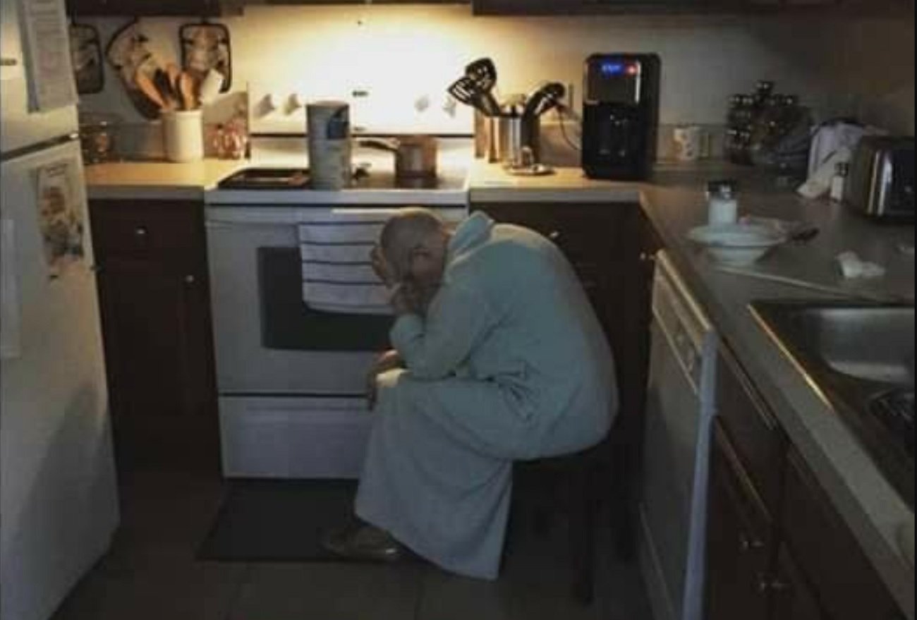 zmęczona matka szykuje jedzenie dla chorego dziecka