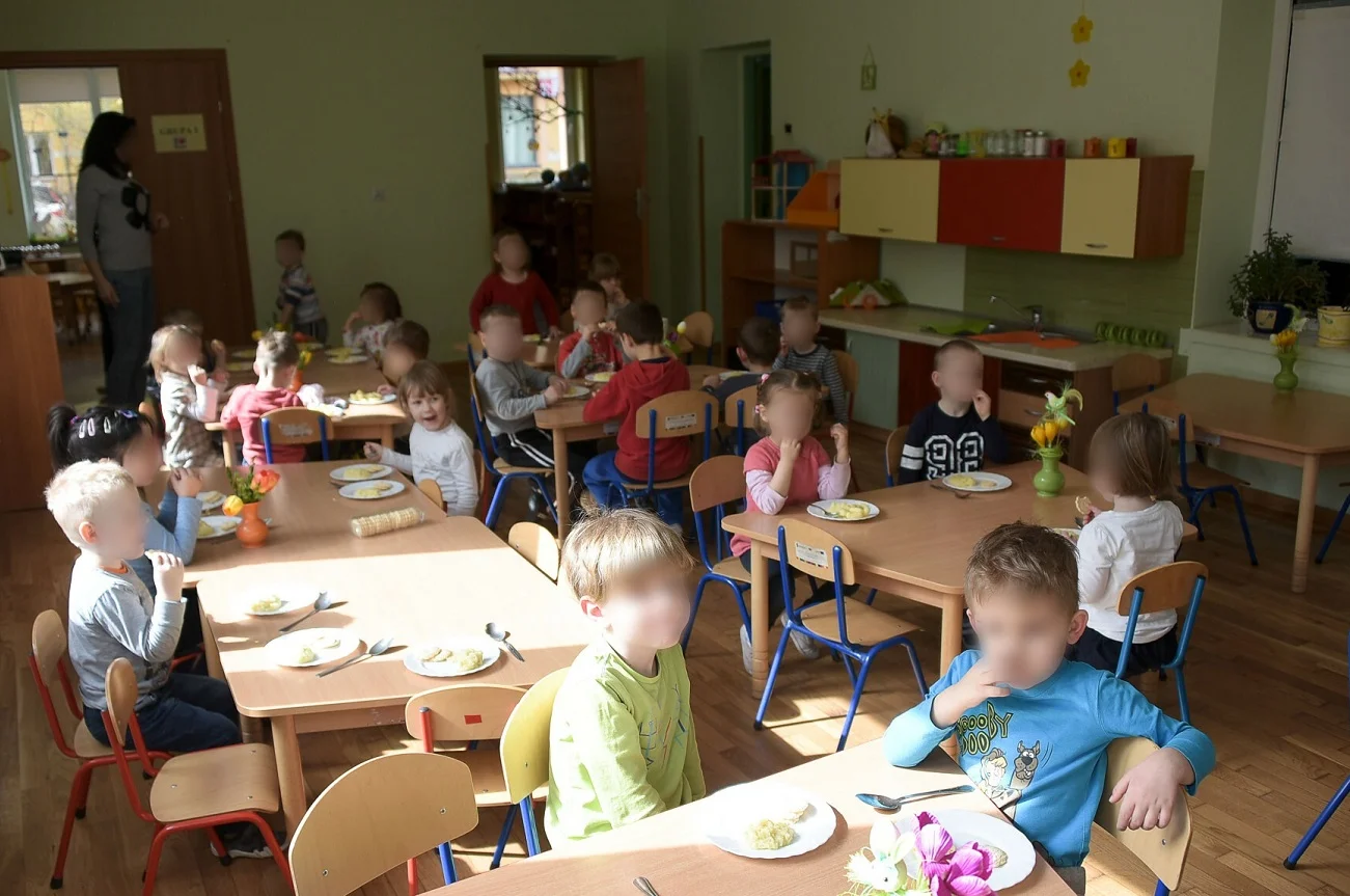 przedszkolaki podczas posiłku