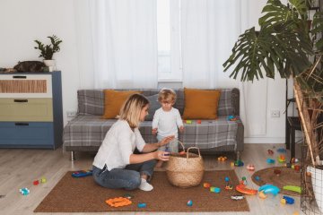 mama sprząta w pokoju dziecka