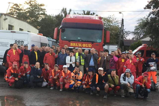 Zespół firmy Bruk-Bud puszcza grupowe oko dla Szymona