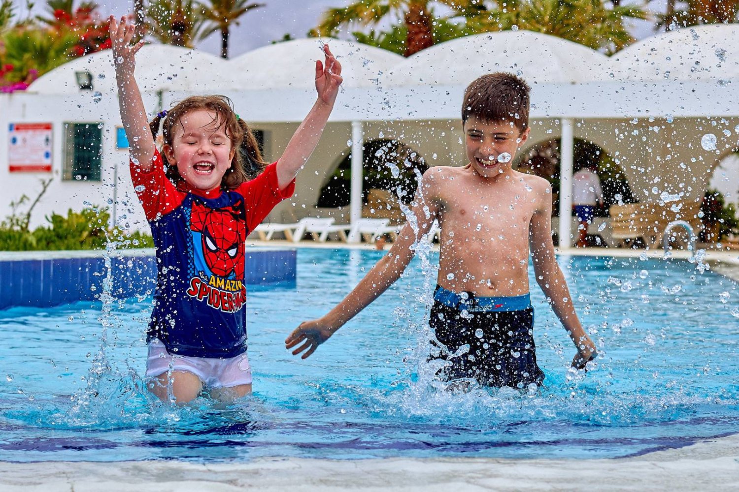dzieci bawią się w basenie na wakacjach all inclusive