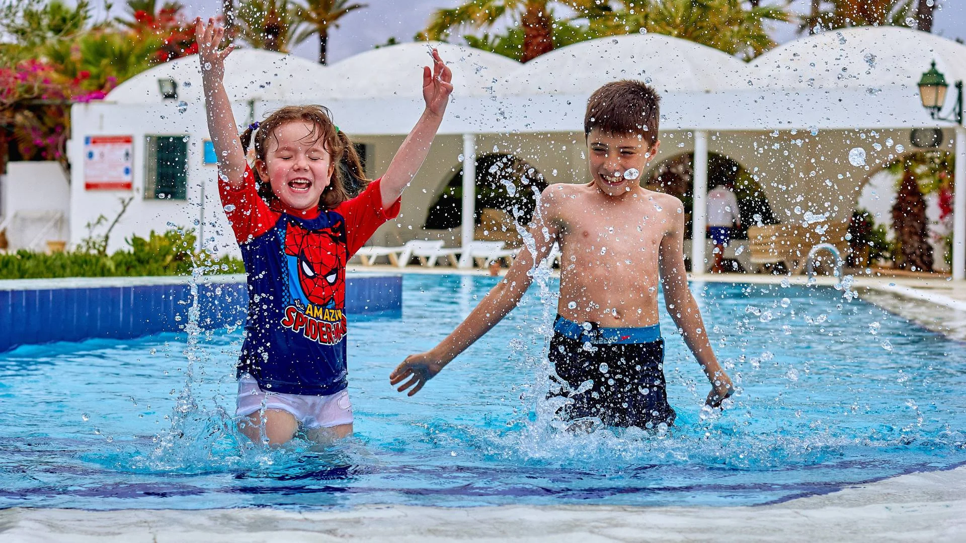dzieci bawią się w basenie na wakacjach all inclusive dzieci bawią się w basenie na wakacjach all inclusive
