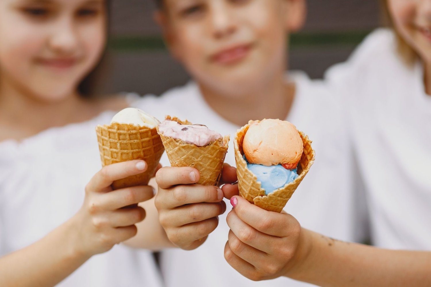 dzieci jedzą lody