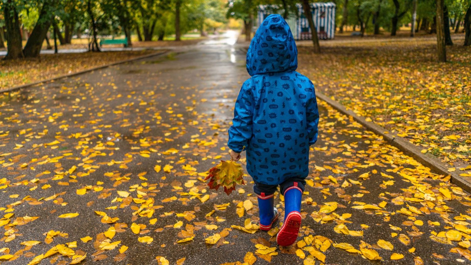 Dziecko wraca z dworu z mokrymi skarpetkami. Szybki trik, żeby błyskawicznie ogrzać stopy