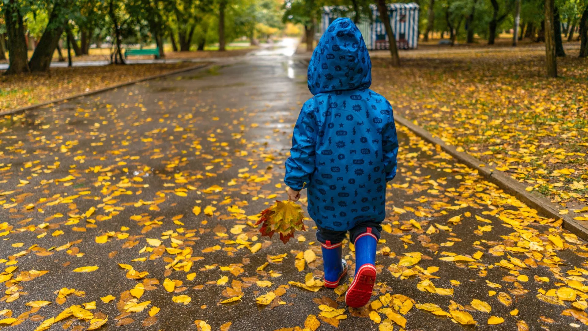 Dziecko wraca z dworu z mokrymi skarpetkami. Szybki trik, żeby błyskawicznie ogrzać stopy