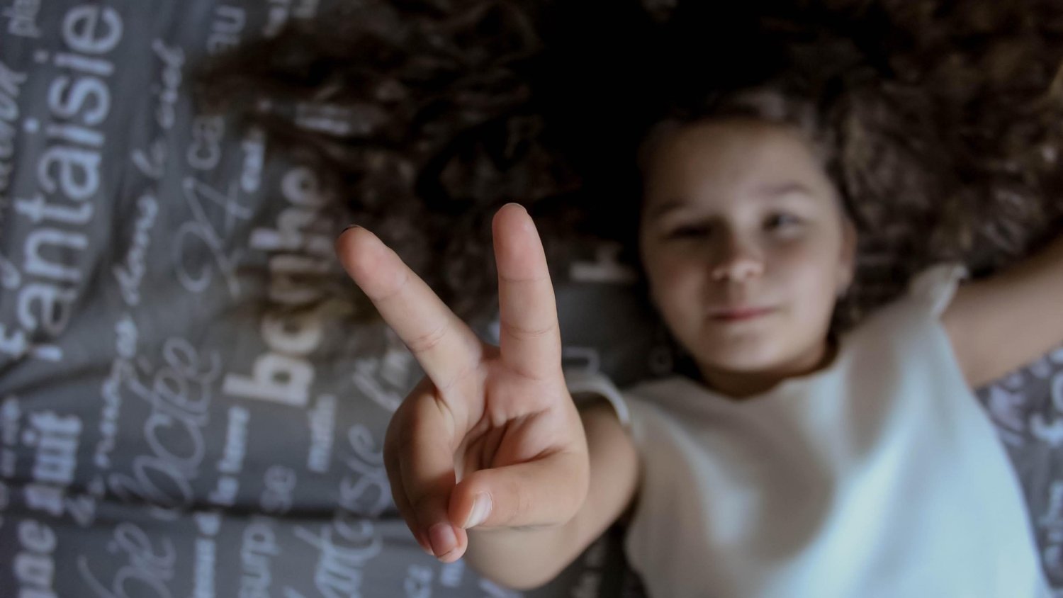 Dziecko chodzi spać o północy? Do szkoły zostało kilka czasu. Jak przestawić zegar biologiczny?