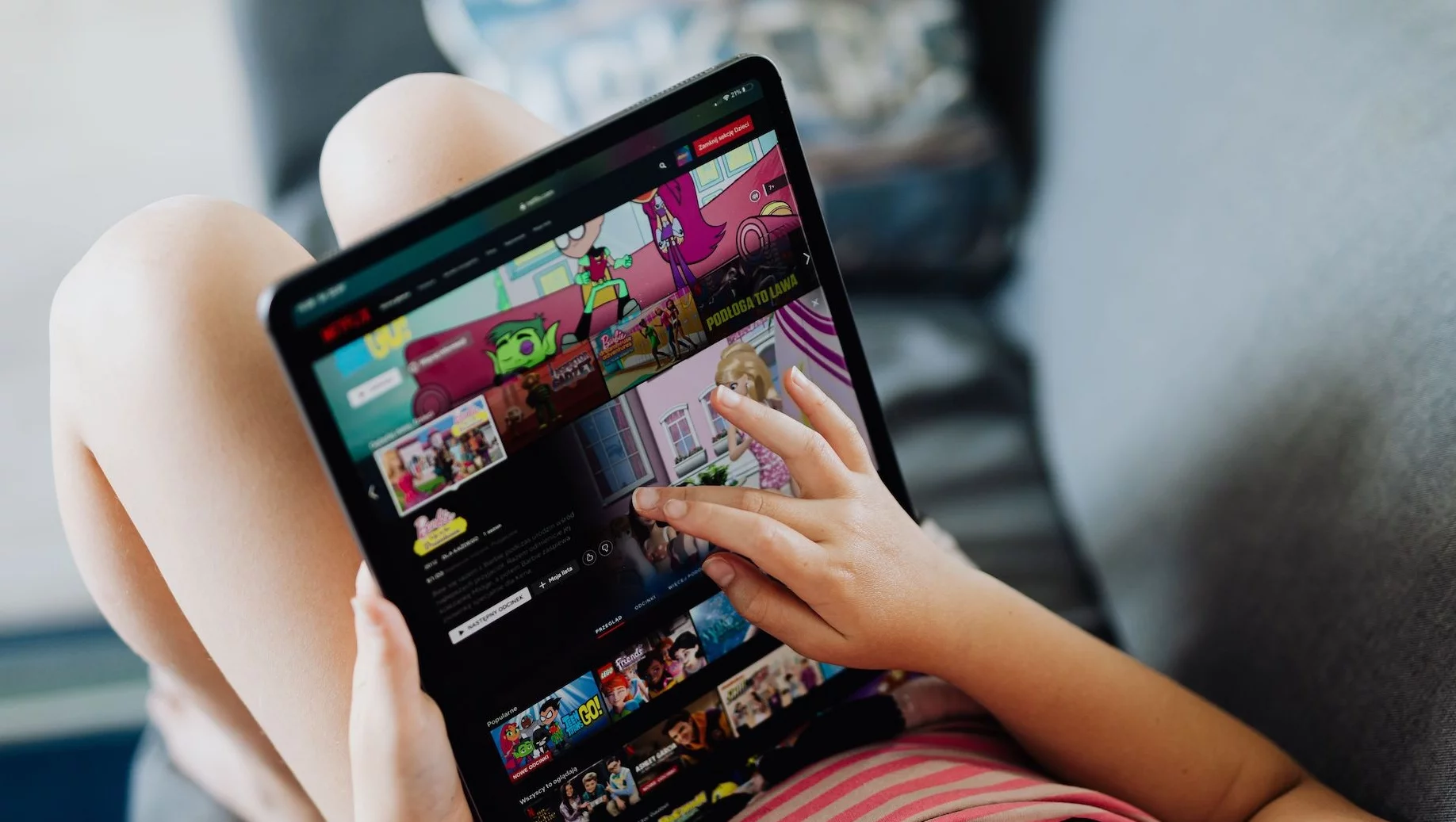 Dziewczynka wybiera film na Netflixie