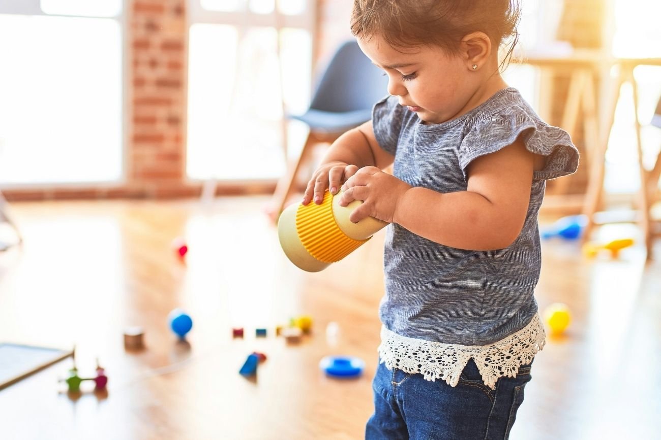 Dziecko samo bawi się w domu