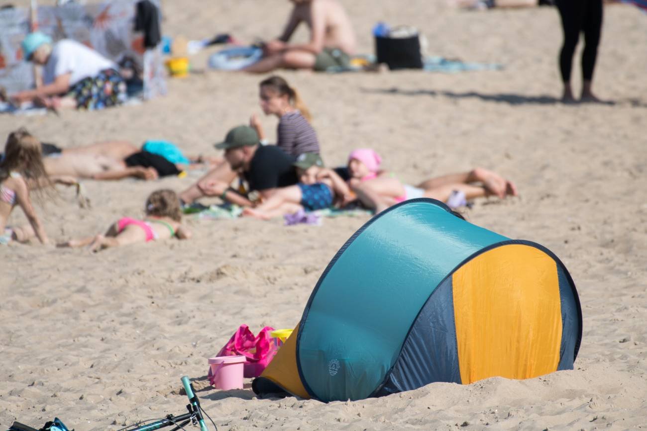 Dzieci na plaży pod opieką pijanych rodziców.