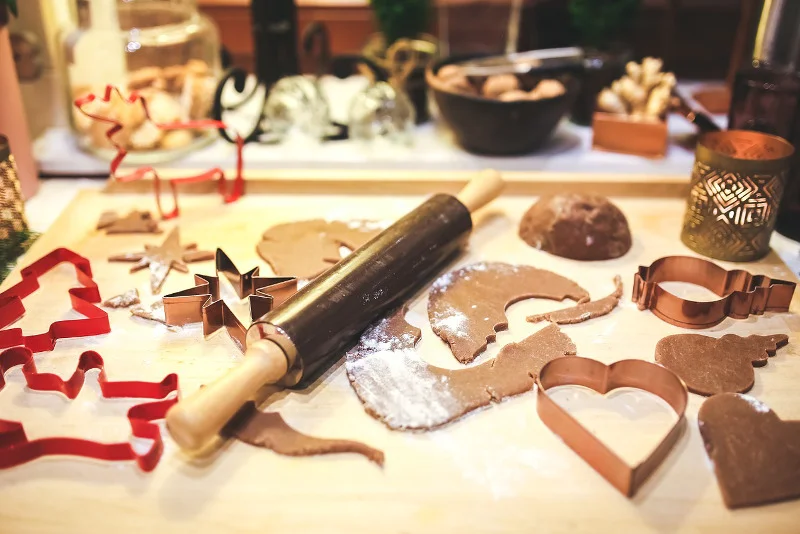 Fot. kaboompics/ [url=https://pixabay.com/pl/udost%C4%99pnianie-pieczenie-cookies-791111/]Pixabay [/url] / [url=https://pixabay.com/pl/service/terms/#usage]CC0 Public Domain[/url]
Niech w całym domu zapachnie świątecznymi ciasteczkami