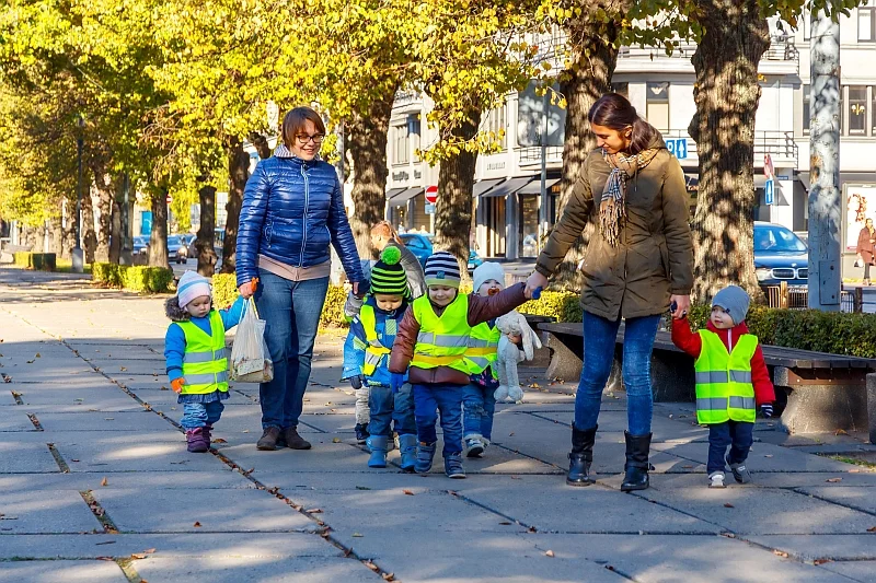 Kamizelki odblaskowe uchodzą za jeden z najprostszych sposobów zwiększenia bezpieczeństwa najmłodszych na drogach