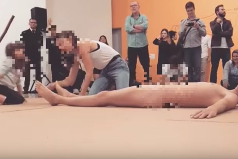 Performance na którym 4-latka dotykała nagiego mężczyznę.