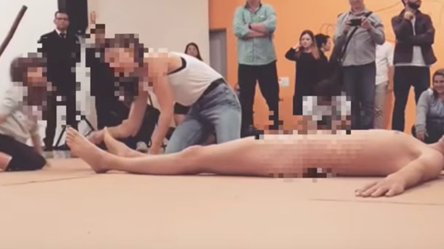Performance na którym 4-latka dotykała nagiego mężczyznę.