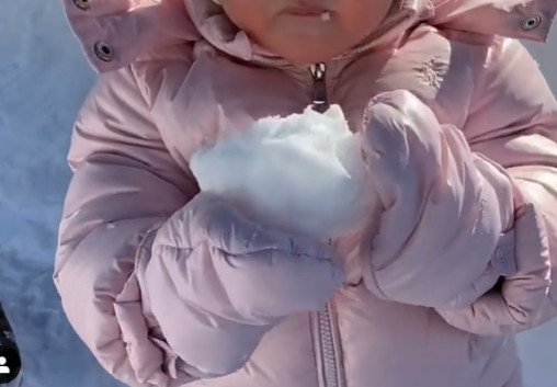 Czy dziecko może jeść śnieg? Joanna Krupa pozwala Czy dziecko może jeść śnieg? Joanna Krupa pozwala