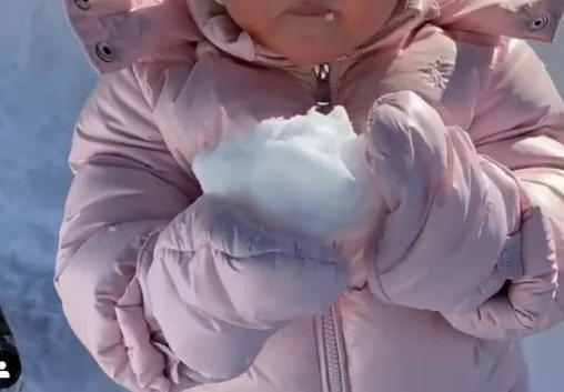 Czy dziecko może jeść śnieg? Joanna Krupa pozwala Czy dziecko może jeść śnieg? Joanna Krupa pozwala