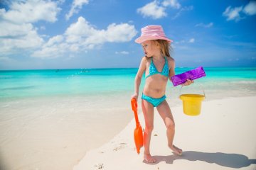 mała dziewczynka w bikini