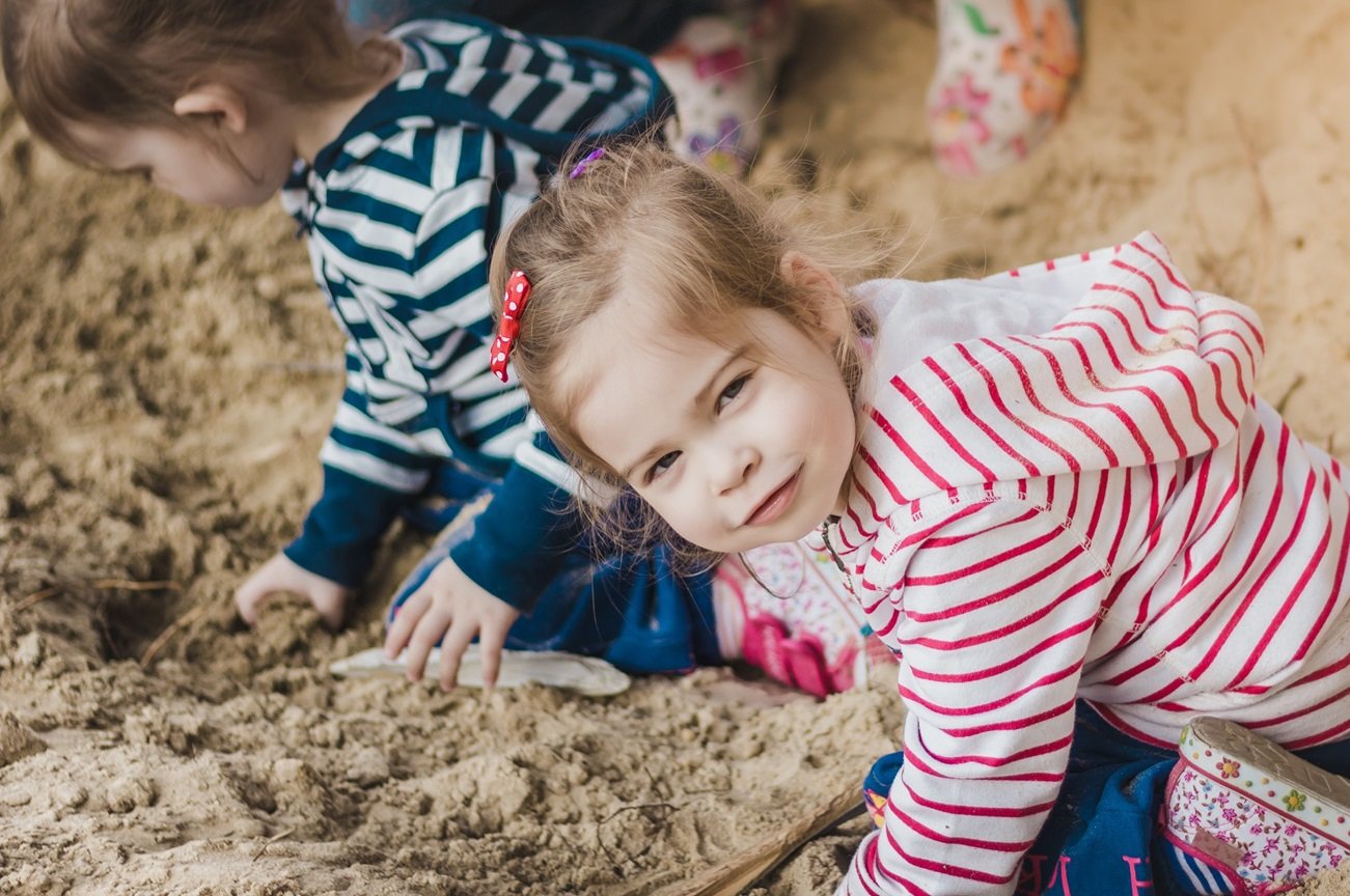Na placu zabaw siedzę na ławce, a moje dziecko bawi się z innymi mamami. Nie mam wyrzutów