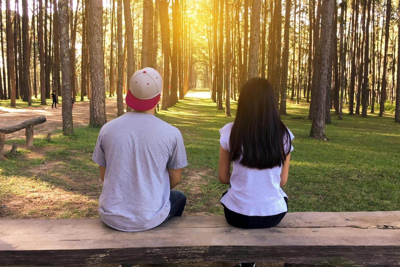 Mówi, iż to "tylko koleżanka", ale ty czujesz, iż coś nie gra. 7 oznak, iż on "gra na dwa fronty"