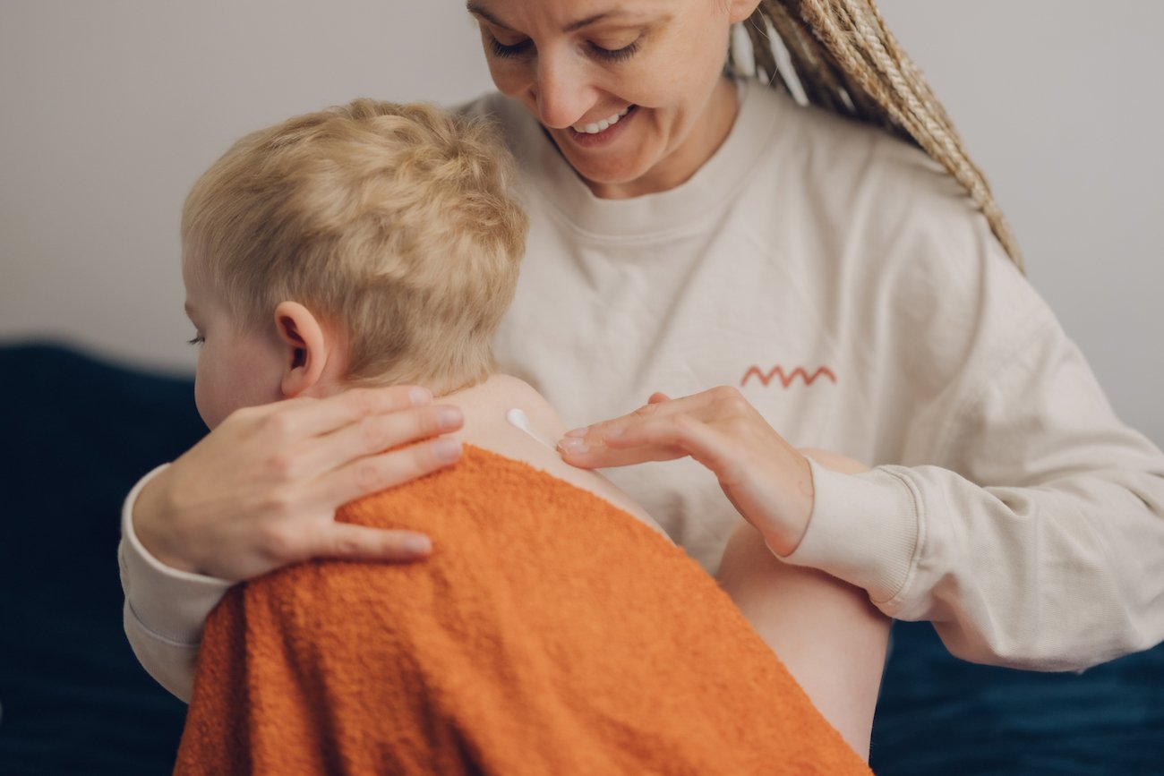pielęgnacja dziecka, kosmetyki dla dzieci, mama kremuje dziecko