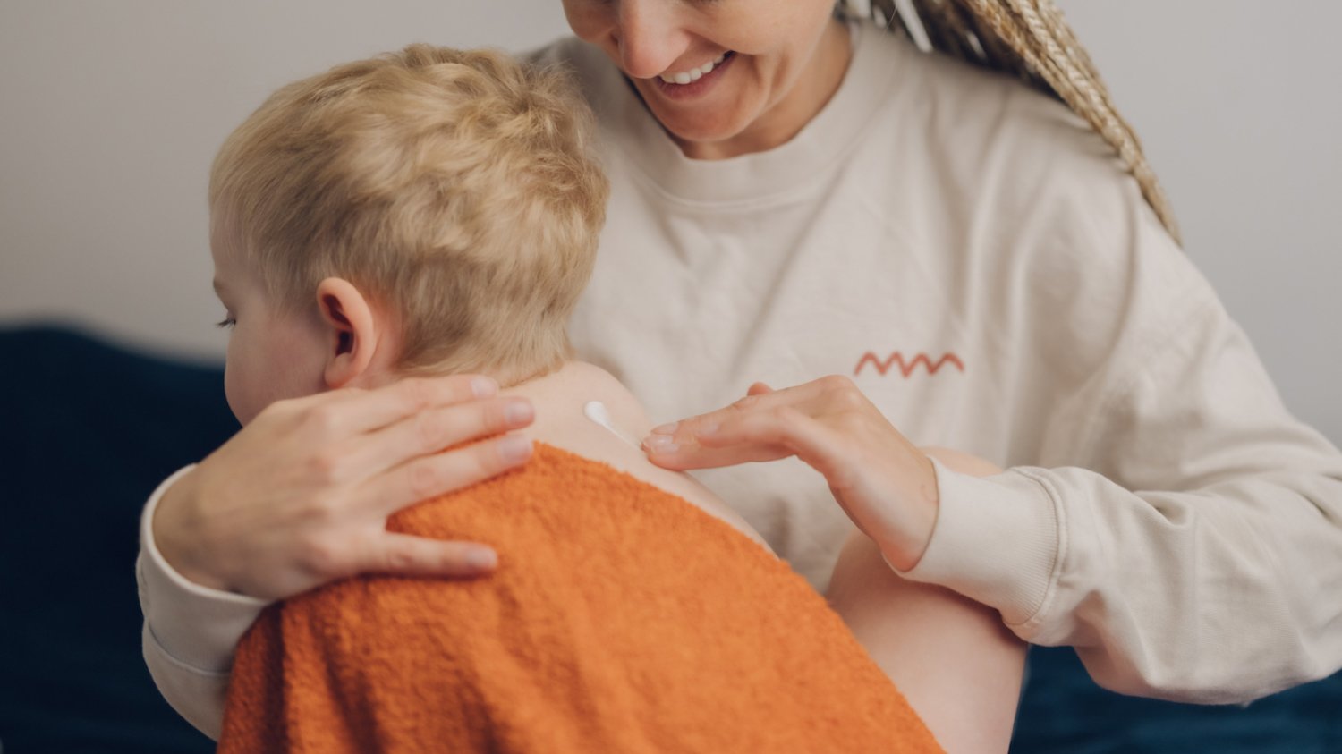 pielęgnacja dziecka, kosmetyki dla dzieci, mama kremuje dziecko