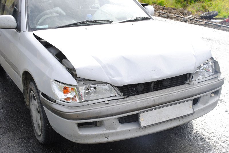 Zaskakująca reakcja sąsiadów po tym, jak dziecko uszkodziło ich auto.