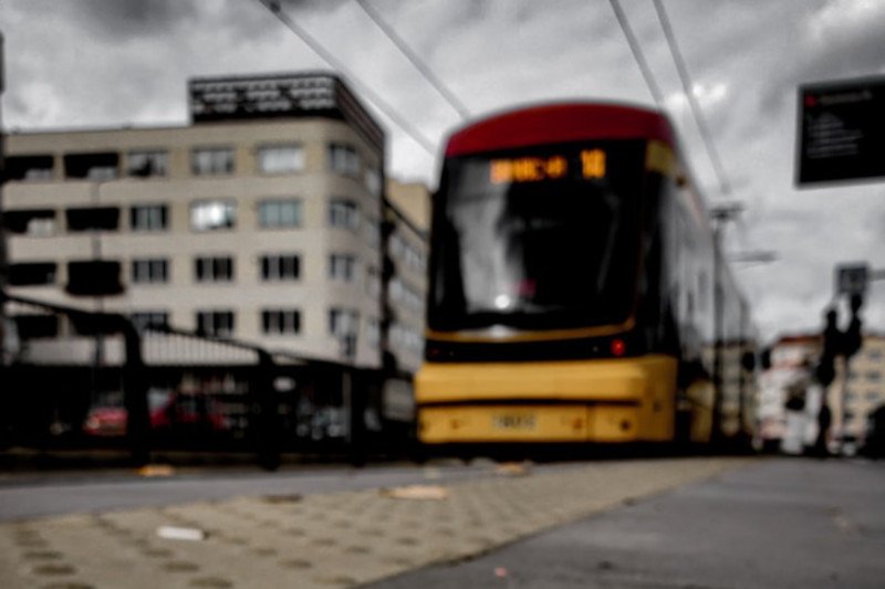 Dzieci skaczą po pasażerach w tramwaju i nikt nie reaguje. To symbol społecznej znieczulicy