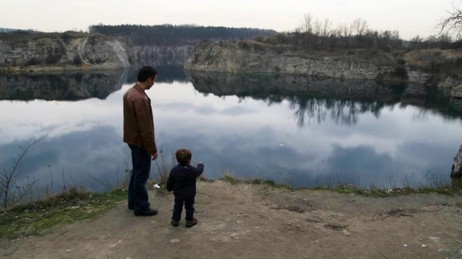 tata z dzieckiem nad wodą tata z dzieckiem nad wodą