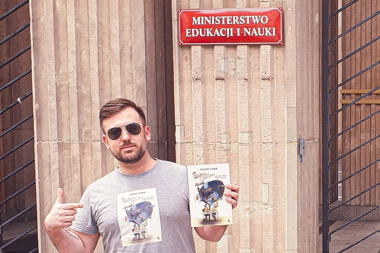 Przemek Staroń przed budynkiem Ministerstwa Edukacji i Nauki