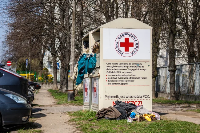 Kontener z ubraniami na Żoliborzu.