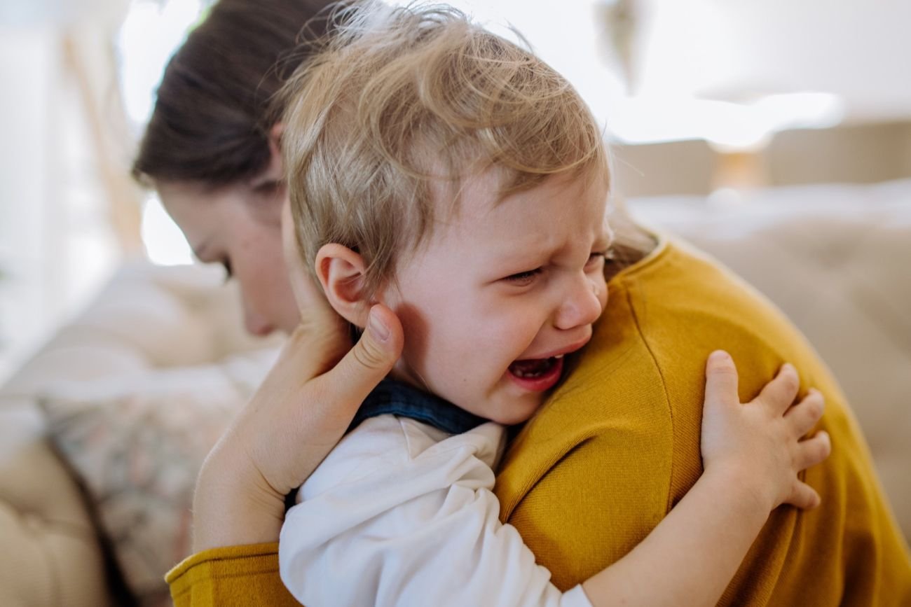 mama przytula płaczące dziecko