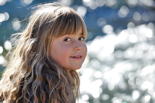 Fot. Pixabay/ [url=http://pixabay.com/pl/dziecko-dziewczyna-blond-542038/]Pezibear[/url] / [url= http://pixabay.com/pl/service/terms/#download_terms]CC O[/url]