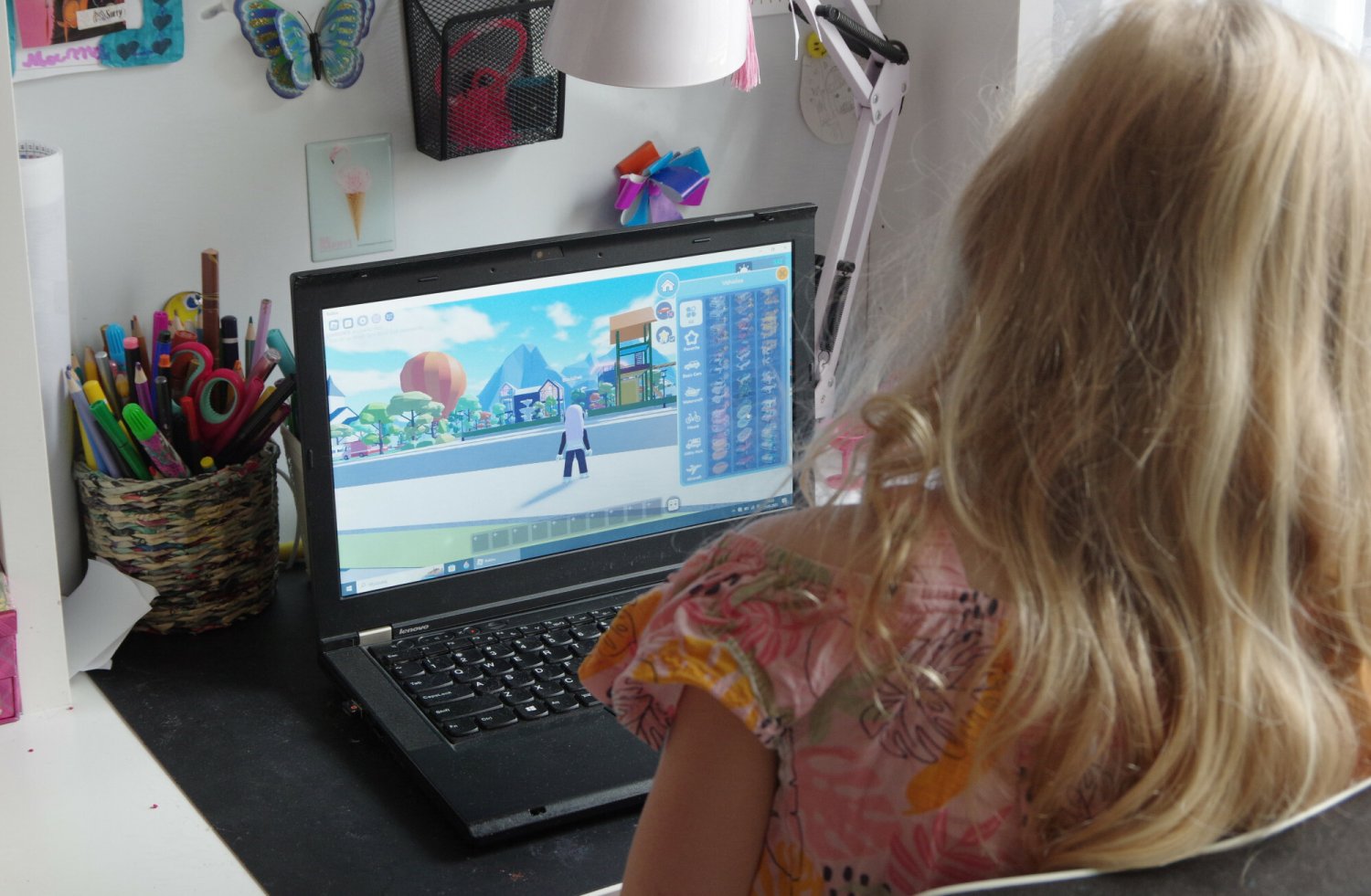 Uczennica spędza czas przed laptopem. Uczennica spędza czas przed laptopem.