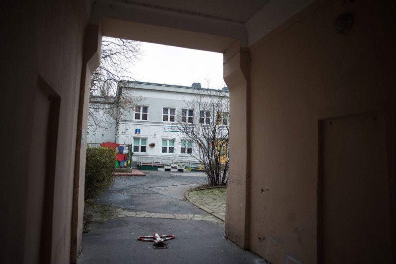 Do Przedszkola nr 16 w centrum Warszawy wchodzi się przez bramę kamienicy.