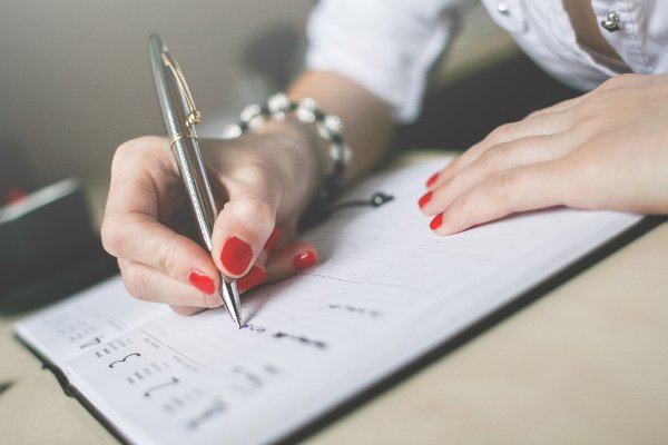 Fot. Pixabay / [url=https://pixabay.com/en/writing-write-table-pen-paper-1170142/]dangquocbuu[/url]/[url=https://pixabay.com/en/service/terms/#usage]CC0 Public Domain[/url]