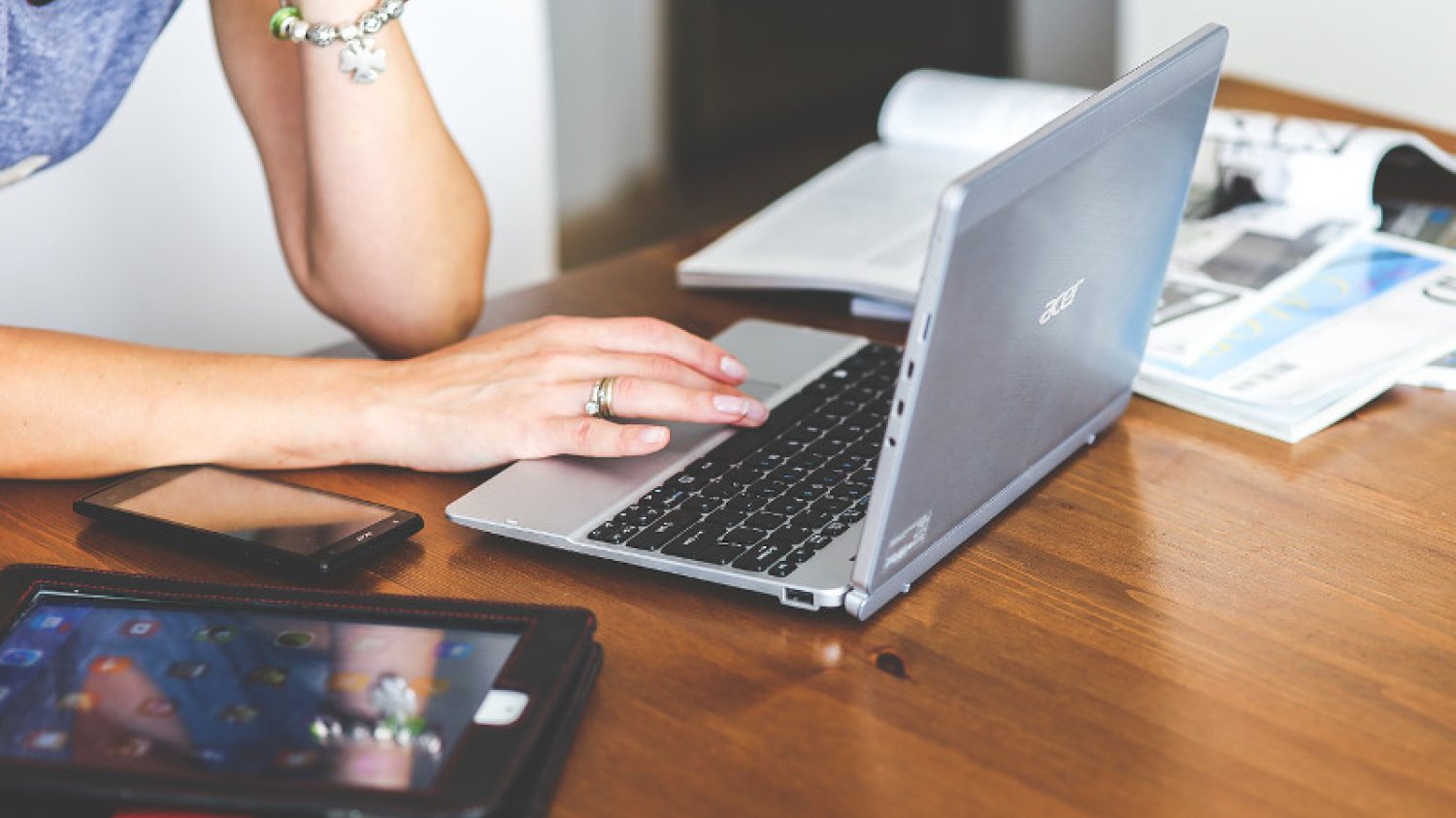 Fot. kaboompics/ [url= https://pixabay.com/pl/technologia-laptop-klawiatura-791029/]Pixabay [/url] / [url= https://pixabay.com/pl/service/terms/#usage]CC0 Public Domain[/url]
Praca bywa wygodnym wytłumaczeniem i sposobem na ucieczkę od problemów.