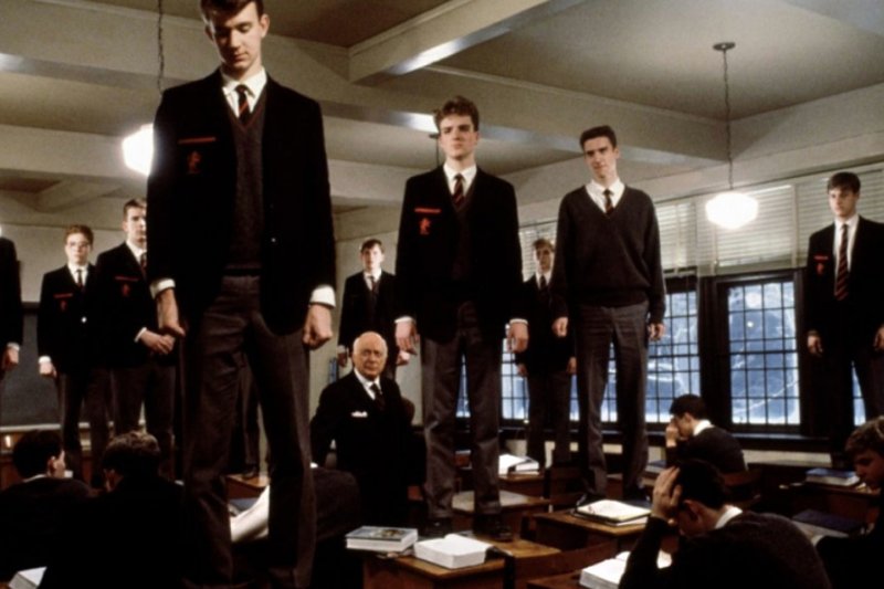 Tym filmem z 1989 roku zachwycali się wszyscy. Pokazuje relację mistrz-uczniowie w najbardziej romantycznym wydaniu