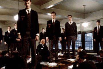 Tym filmem z 1989 roku zachwycali się wszyscy. Pokazuje relację mistrz-uczniowie w najbardziej romantycznym wydaniu