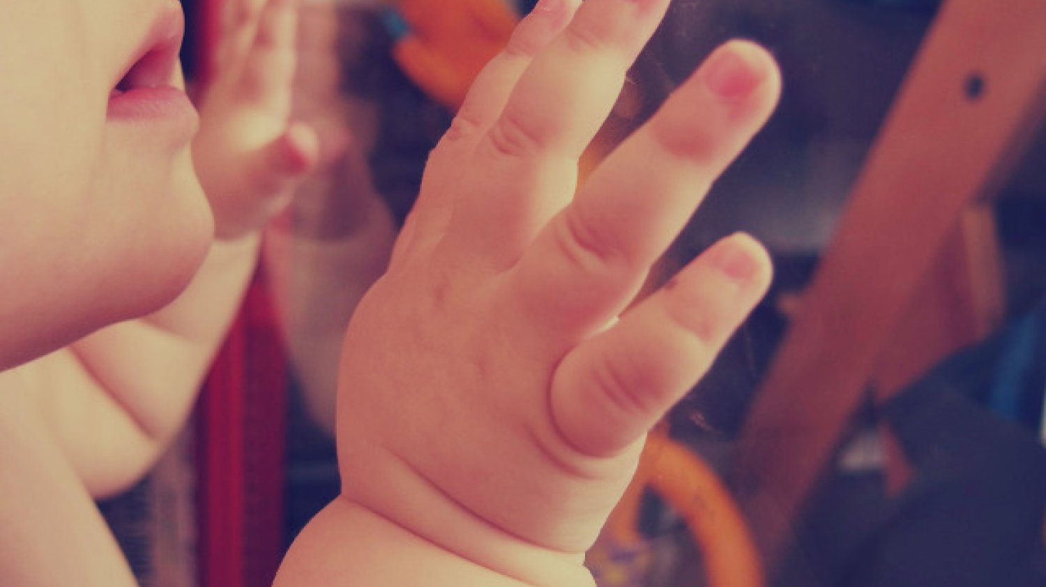 Fot. Pixabay / [url=https://pixabay.com/en/baby-child-hands-mouth-people-923480/]StockSnap[/url] / [url=https://pixabay.com/en/service/terms/#usage]CC0 Public Domain[/url]