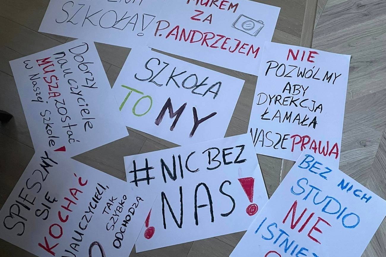 Kartki z protestami uczniów na zakończeniu roku.