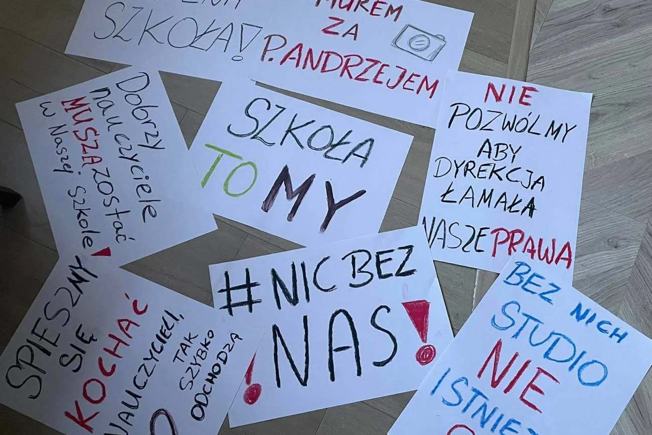 Kartki z protestami uczniów na zakończeniu roku.