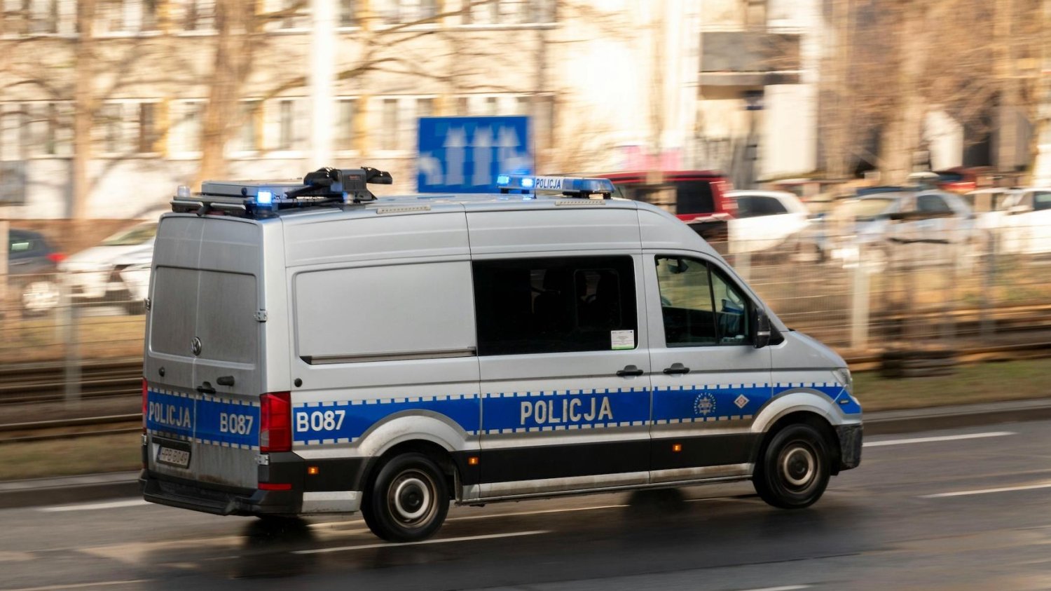 Na zdjęciu radiowóz jadący ulicą.