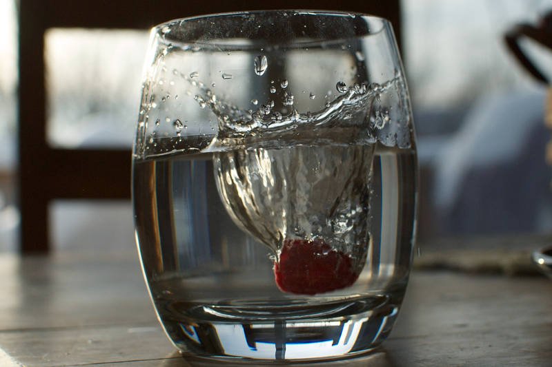 Kiedy nie lubisz smaku samej wody, wrzuć do niej owoce. I pamiętaj o wypijaniu 8 szklanek dziennie! I dla zdrowia i dla skóry