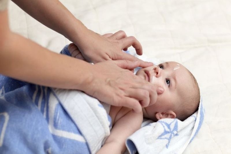 Nawet najbardziej odpowiednia pielęgnacja skóry niemowlaka nie zapobiega rozwojowi atopowego zapalenia skóry