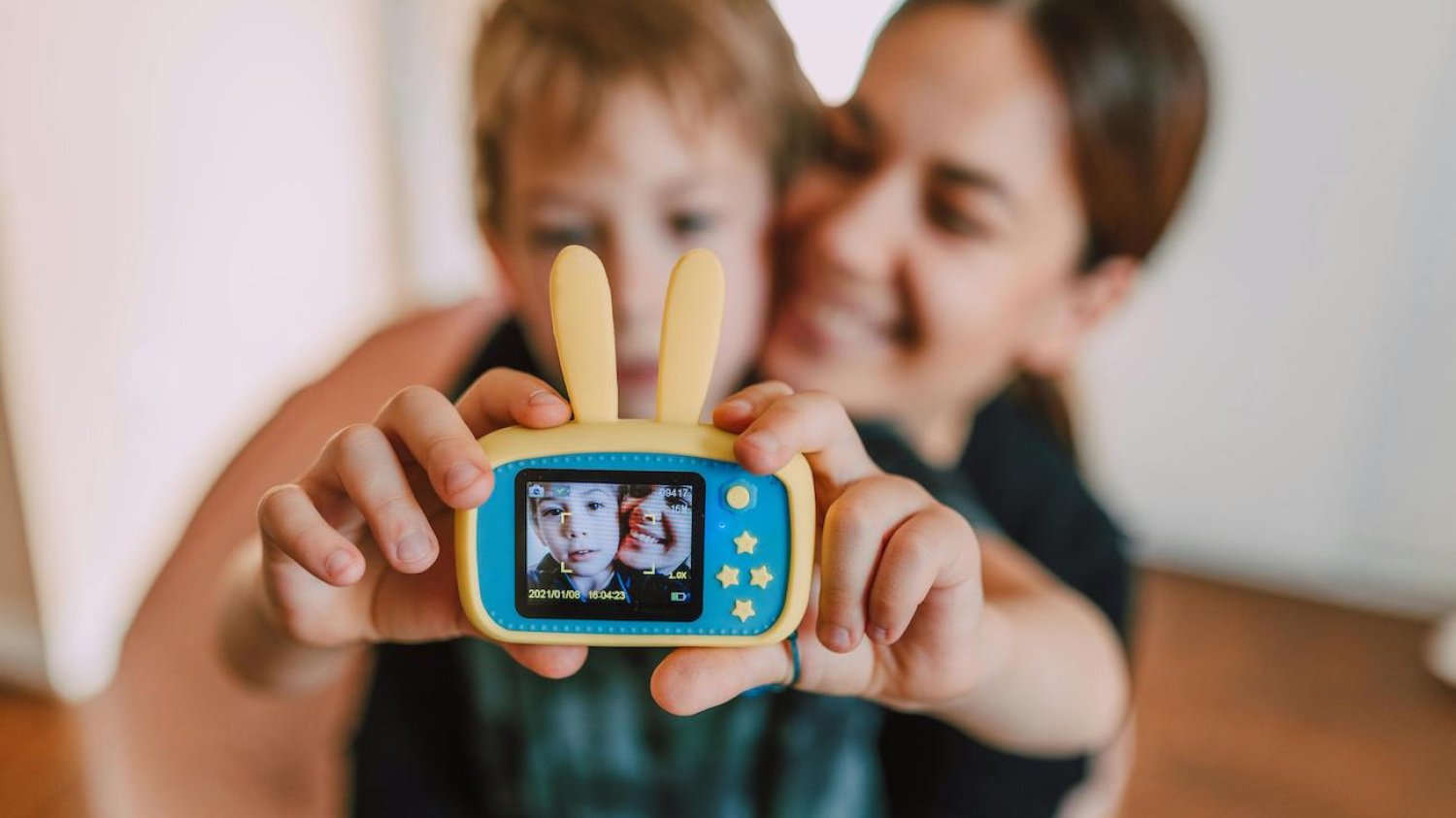 mama robi sobie selfie z synem