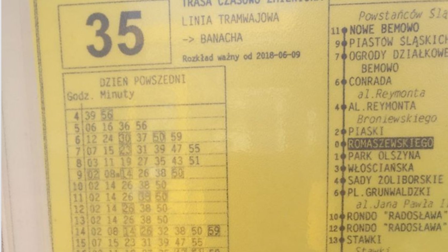 Jak często jeżdżą tramwaje niskopodłogowe w Warszawie na Bielanach?