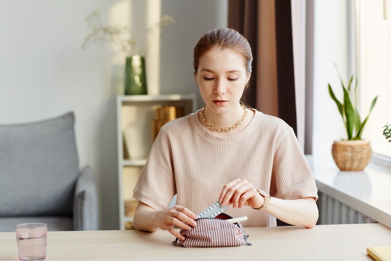 Antykoncepcja hormonalna – jak działa, co ją osłabia i jakie może mieć skutki uboczne?